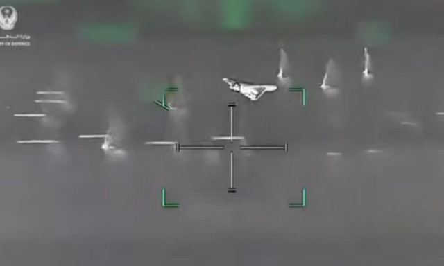 Πώς τα ελικόπτερα «Απάτσι» των ΗΑΕ καταρρίπτουν τα ιρανικά drones με τα πολυβόλα τους