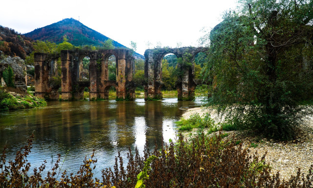 Ρωμαϊκό Υδραγωγείο Νικόπολης: Εκεί που το ένδοξο παρελθόν «χάνεται» μέσα στην οργιώδη φύση