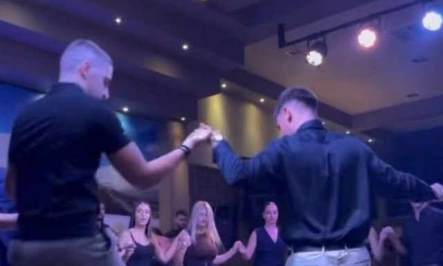 Ο χορευτής που «σήκωσε» το μαγαζί στο πόδι με τις λεβέντικες φιγούρες του - Βίντεο