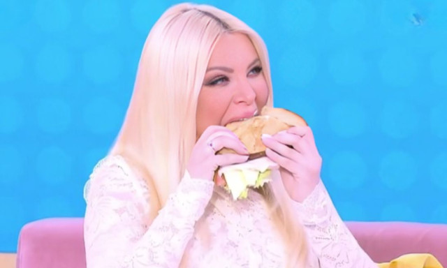 Κατερίνα Καινούργιου: Απαντά για το viral βίντεο με το σάντουιτς