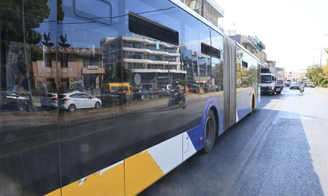 Μενίδι: Επιτέθηκαν σε τηλεοπτικό συνεργείο που έκανε ρεπορτάζ στο «λεωφορείο του τρόμου»