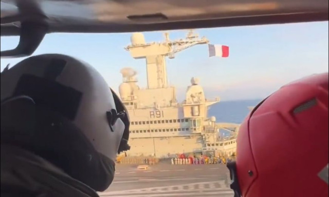 Μακρόν: Βίντεο από την επιβίβασή του στο αεροπλανοφόρο «Σαρλ ντε Γκωλ»