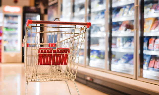 Νέες καταναλωτικές τάσεις: Κυνηγούν τις προσφορές και κόβουν τα περιττά έξοδα οι Έλληνες