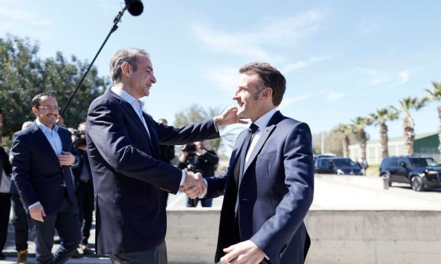 Μετά την Πάφο, ο Μακρόν μεταβαίνει στη Σούδα για να δει το αεροπλανοφόρο «Ντε Γκωλ»