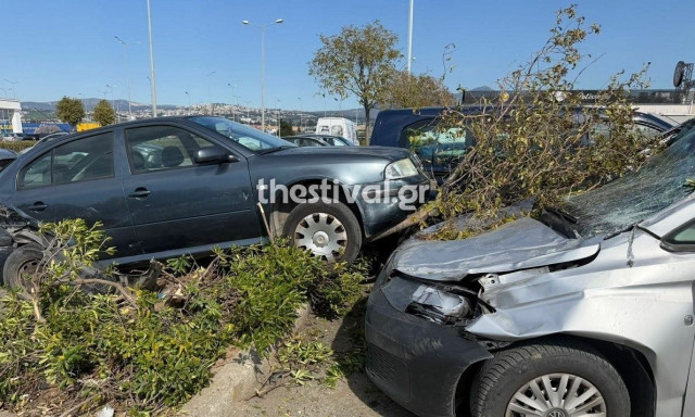 Θεσσαλονίκη: Ηλικιωμένος τράκαρε 9 οχήματα σε πάρκινγκ εμπορικού κέντρου - Δύο τραυματίες