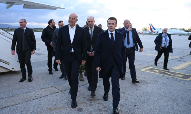 «Μπορείτε να βασιστείτε στη Γαλλία!» - Ο Μακρόν τρολάρει το στρατιωτικό χάος της Βρετανίας