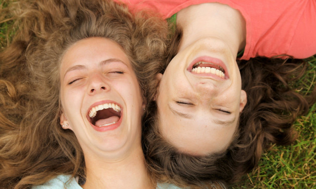 Οι 12 συνήθειες που θα σας βοηθήσουν να νιώθετε πιο χαρούμενοι