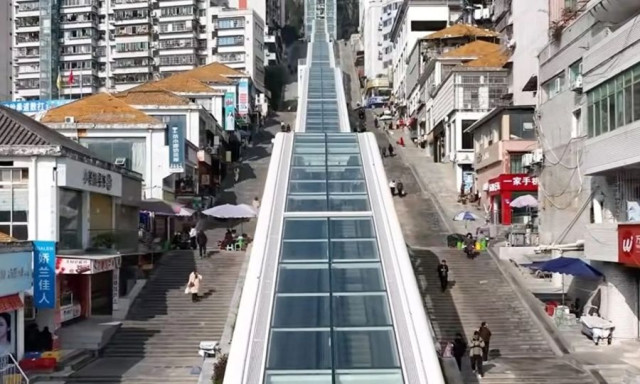 Πόλη στην Κίνα κατασκεύασε το μεγαλύτερο σύστημα με κυλιόμενες σκάλες εξωτερικού χώρου