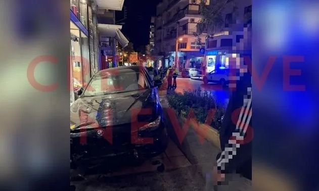 Ηράκλειο: ΙΧ παρέσυρε πεζή και «καρφώθηκε» σε βιτρίνα καταστήματος