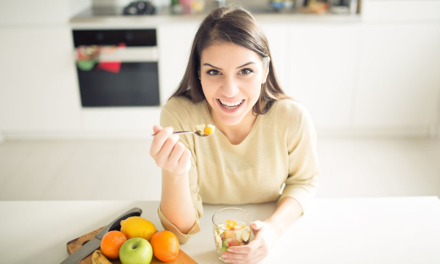 8 τροφές που πραγματικά ενισχύουν το ανοσοποιητικό — Οι παγίδες του μάρκετινγκ στη διατροφή