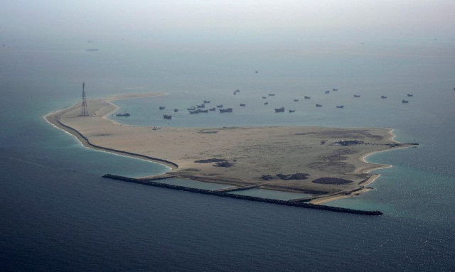 Σκοτεινά πλοία και σκιώδεις στόλοι: Τα σκάφη που διασχίζουν ακόμη τα «κλειστά» Στενά του Ορμούζ