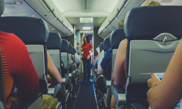 Γιατί οι αεροπορικές «μισούν» τους επιβάτες της...«οικονομικής θέσης»;