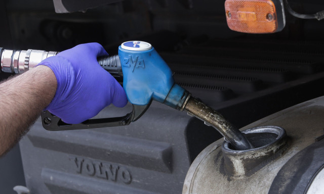 Βενζίνη με 0,01 ευρώ το λίτρο: Πανικός σε πρατήριο στη Γαλλία, οδηγοί έτρεχαν με μπιτόνια