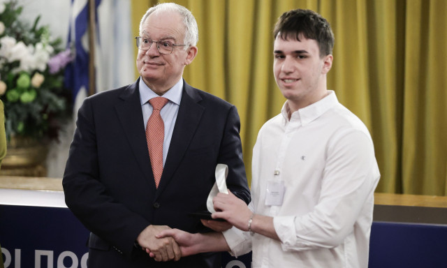 Ο Τασούλας βράβευσε αριστούχους μαθητές: «Δεν υπάρχει εύκολος δρόμος προς την επιτυχία»