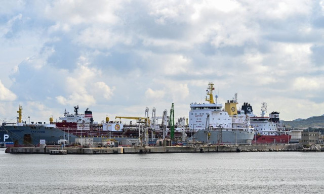 Η κυβέρνηση των ΗΠΑ αποφάσισε να επιτρέψει για έναν μήνα την πώληση ρωσικού πετρελαίου