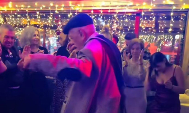 Το συγκλονιστικό ζεϊμπέκικο ενός ηλικιωμένου που έγινε viral