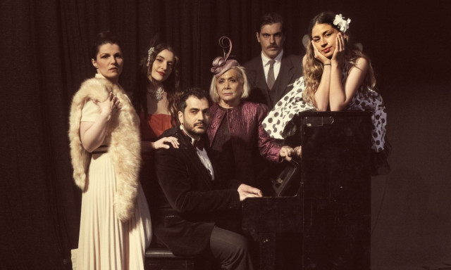 «ΑΤΤΙΚ, ΜΙΑ ΖΩΗ ΧΕΙΡΟΚΡΟΤΗΜΑΤΑ» - Για 17ο χρόνο στο Θέατρο Καλλιρόης