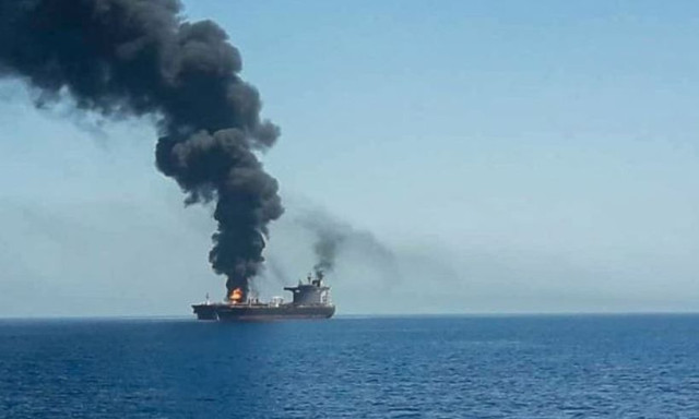 Το Ιράν εντείνει τις επιθέσεις σε λιμάνια, δεξαμενόπλοια και τερματικούς σταθμούς πετρελαίου