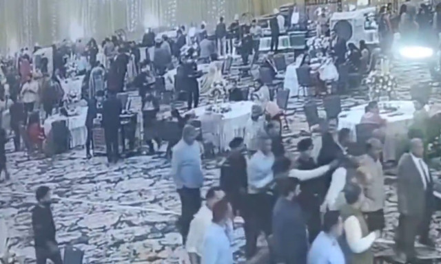 Ινδία: Άνδρας πυροβολεί πολιτικό σε γαμήλια εκδήλωση - Καρέ καρέ η επίθεση