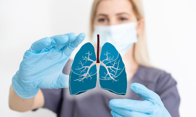 Σοβαρή γρίπη και COVID-19 ίσως ενεργοποιούν τον καρκίνο του πνεύμονα – Τι κάνει ο εμβολιασμός