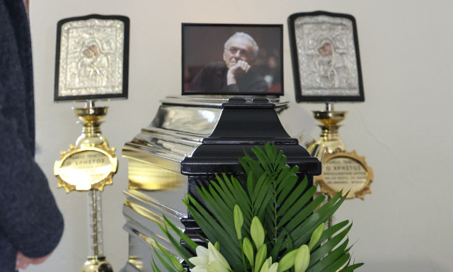 Το τελευταίο αντίο στον σκηνοθέτη Γιώργο Πανουσόπουλο - Συγγενείς, φίλοι και καλλιτέχνες στην κηδεία