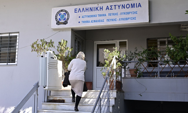 Παραδόθηκε στο Αστυνομικό Τμήμα Πεύκης η Ελένη Ζαρούλια - Οδηγείται στη φυλακή