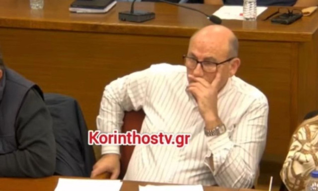 Kόρινθος: Πολίτης με... νταλκά μπήκε στο δημοτικό συμβούλιο και... τραγουδούσε Καζαντζίδη!