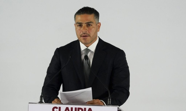 Ο καρδιοκατακτητής υπουργός «Βatman του Μεξικού» τώρα διαθέσιμος και σε... κούκλα