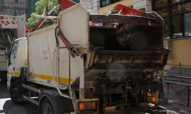 Τροχαίο στη λεωφόρο Μαραθώνος: Απορριματοφόρο κατέληξε σε μάντρα αυτοκινήτων