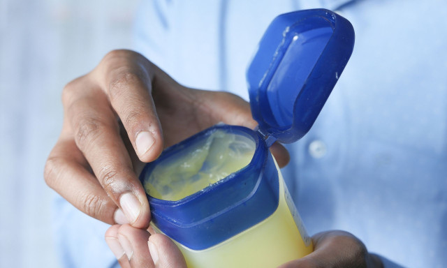 Βαζελίνη: Οφέλη υγείας, χρήσεις - Τι θέλουν να γνωρίζετε οι δερματολόγοι