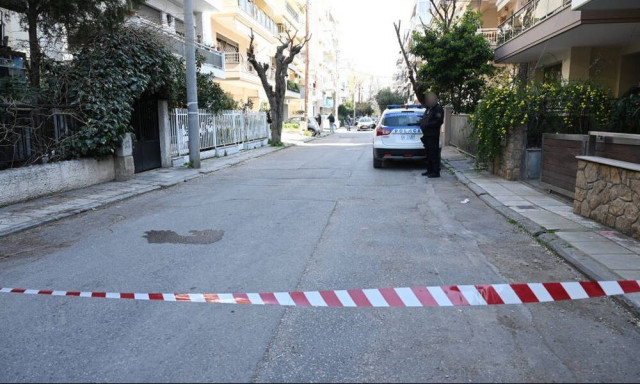 Δυο νεκροί από πυροβολισμούς σε είσοδο πολυκατοικίας στη Νέα Σμύρνη