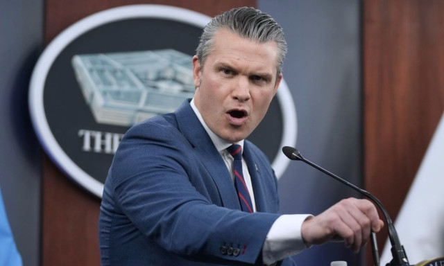 Πιτ Χέγκσεθ: Μετά τους φωτογράφους τα έβαλε και με δημοσιογράφους - «Ψεύτικοι τίτλοι για τον πόλεμο»