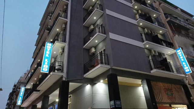 Αθήνα: Άνδρας απειλεί να πέσει από ταμπέλα ξενοδοχείου - Κινητοποίηση ΕΚΑΒ και πυροσβεστικής