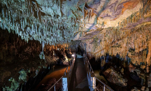 Καστοριά: Tο μαγευτικό Σπήλαιο του Δράκου που συνδυάζει φυσική ομορφιά, μύθο και ιστορία