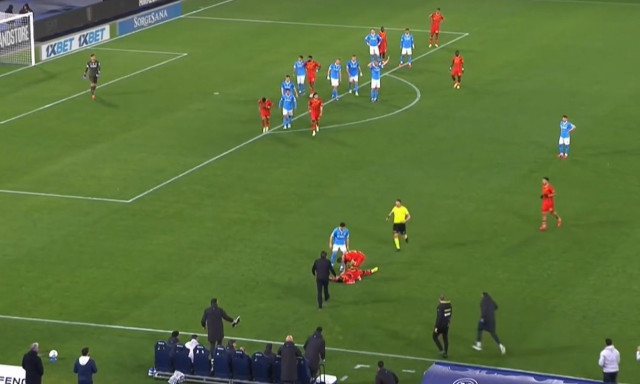 Χαμός στο Νάπολι-Λέτσε: Κατέρρευσε ο Μπαντά και αποχώρησε με ασθενοφόρο