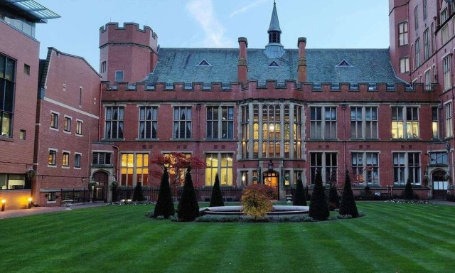 Τι συμβαίνει με τα δίδακτρα στα βρετανικά πανεπιστήμια -Σε τι επιμένει η ΕΕ και τι απαντά το Λονδίνο