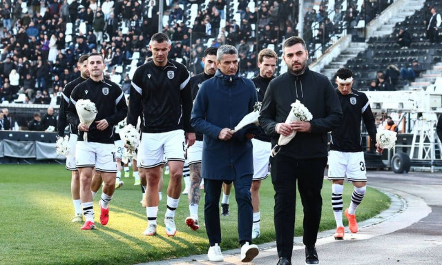 ΠΑΟΚ - Λεβαδειακός: Λουλούδια και στεφάνια στην Τούμπα για τον Κλεομένη - Χειροκρότημα στο 20΄