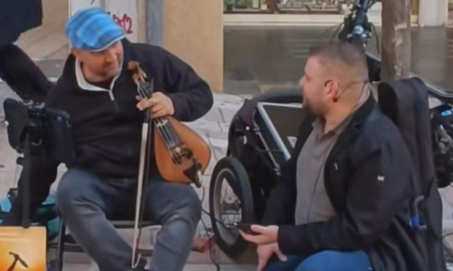 Γρηγόρης Σαμόλης: Το viral βίντεο και το μάθημα ταπεινότητας δίπλα σε έναν πλανόδιο μουσικό
