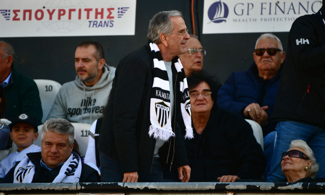 Ο Σαμαράς στη φιέστα ανόδου της Καλαμάτας στη Super League 1, με κασκόλ της «Μαύρης Θύελλας»