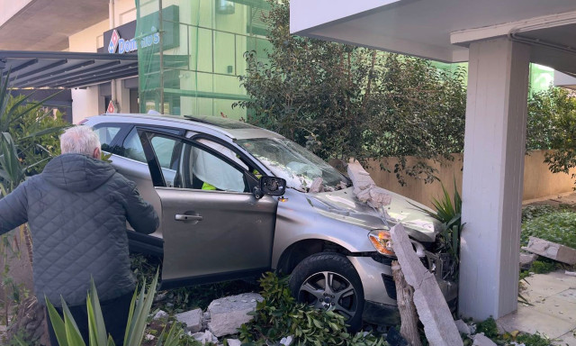 Ναύπλιο: Αυτοκίνητο «εισέβαλε» σε πιλοτή πολυκατοικίας