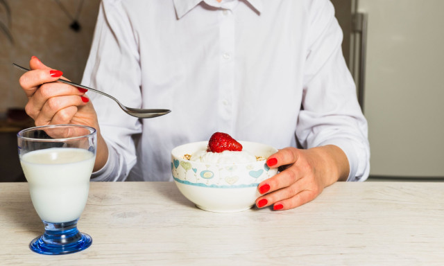 «Τρώω πάντα ελληνικό γιαούρτι για πρωινό»: Η πιο διάσημη γαστρεντερολόγος τονίζει τη σημασία του