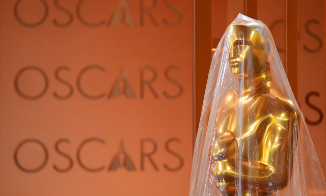 Κάποιες από τις πιο αμήχανες στιγμές των Όσκαρ: Από το χαστούκι μέχρι τους ημίγυμνους στη σκηνή