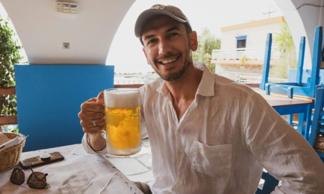 Ήπιε 3 λίτρα μπύρα στο διάλειμμα και απολύθηκε: Το δικαστήριο τον δικαίωσε με αποζημίωση 47.000 ευρώ