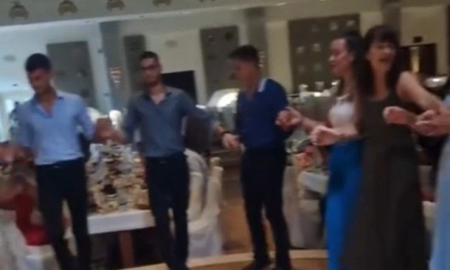 Κρήτη: Μια αγκαλιά, μια παρέα - Νύφη και γαμπρός χορεύουν με τους δικούς τους ανθρώπους