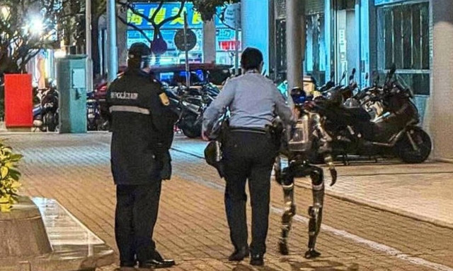 Πρώτη σύλληψη ρομπότ στην Κίνα - Viral το βίντεο της «προσαγωγής» του
