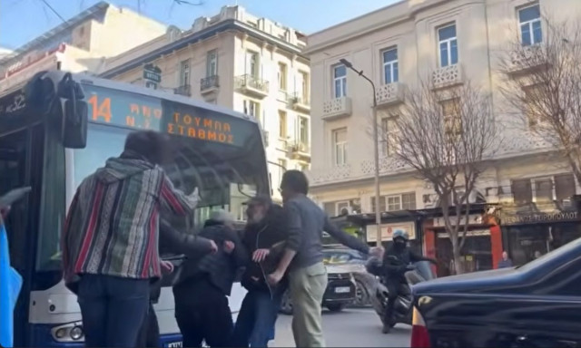 Θεσσαλονίκη: Οδηγός του ΟΑΣΘ κατέβηκε από το λεωφορείο και ξυλοκόπησε άλλον οδηγό – Δείτε το βίντεο
