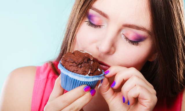 Τι σοβαρό μπορεί να κρύβει η διαρκής λιγούρα “για κάτι γλυκό”