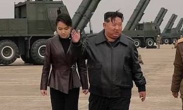 Κιμ Γιονγκ Ουν: Παρακολουθεί μαζί με την κόρη του εκτόξευση βαλλιστικών πυραύλων -Εντυπωσιακό βίντεο