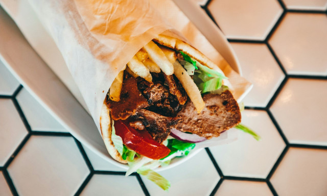 Το σουβλάκι… είδος πολυτελείας; Ακρίβεια στο τυλιχτό & ανάγκη αναπροσαρμογής των διατακτικών σίτισης