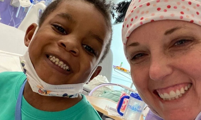 Γιατρός υιοθέτησε 4χρονο ασθενή που πήγε για εγχείρηση καρδιάς ασυνόδευτος